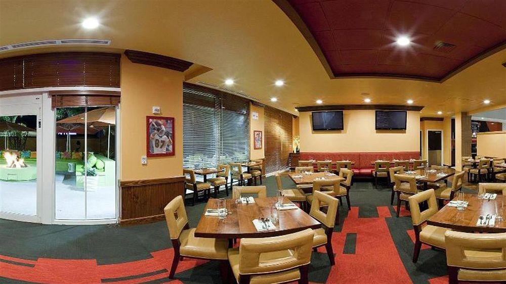 布雷登顿萨拉索塔机场 - 假日酒店 外观 照片